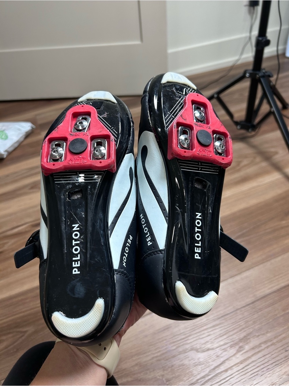 Peloton women’s bike shoes size 38/7 delta clips spinning biking black red - Picture 7 of 7